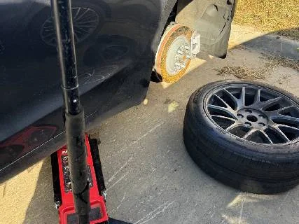 Замена колеса на дороге в Минске